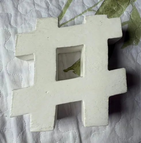 Escultura em formato de hashtag