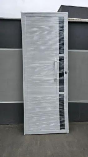 Porta de Alumínio Branca 210 X 80 Cm com Vidros Fumê lacrada puxador 