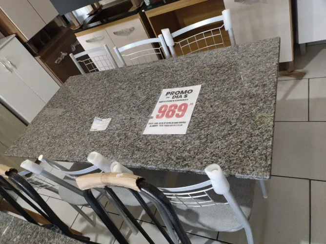 Mesa com 6 cadeiras novas 