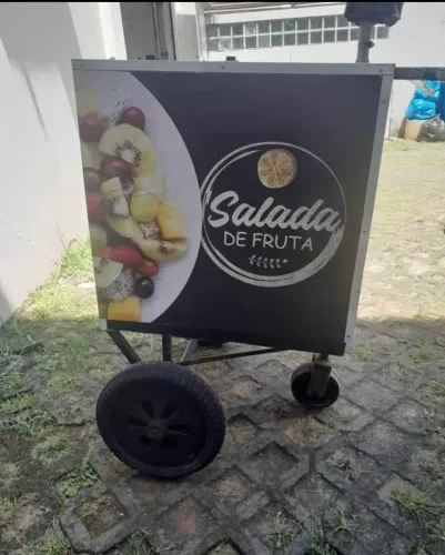 Carrinho de mão para venda de salada de frutas