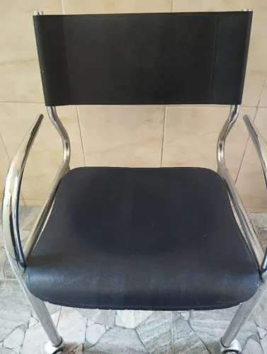 Cadeira de Escritório em Couro.