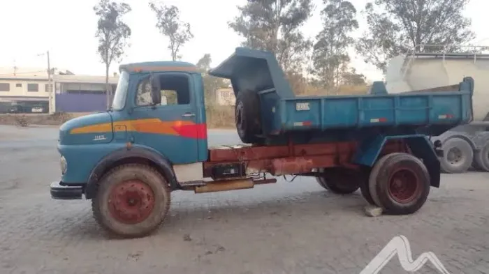 Terra limpa pra aterro, retroescavadeira 