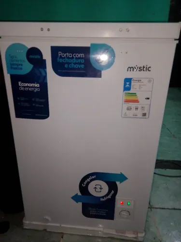 Vende-se 1 freezer pequena