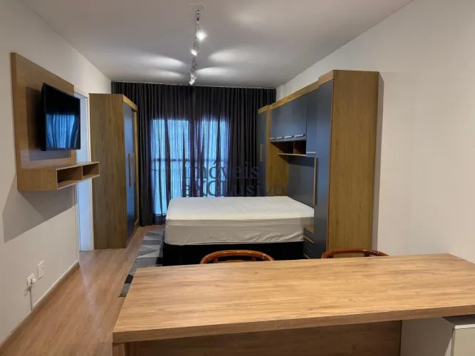 Studio semi mobiliado para comprar no Cristo Rei, próximo ao Jardim Botânico.