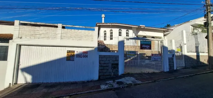 Locação | Casa semi mobiliada, 3 quartos, varanda e 3 vagas de garagem - Agronômica, em Fl