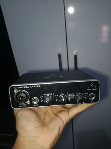 Kit interface de áudio Behringer umc22, é um Mic bm800 funcionando perfeitamente