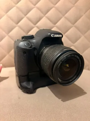 Câmera Canon T2i + lente 18-55mm + battery grip