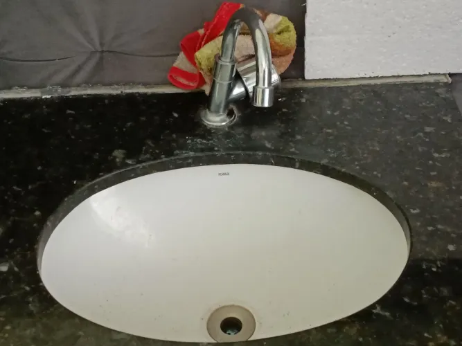 Vendo tampo de granito com cuba acoplada