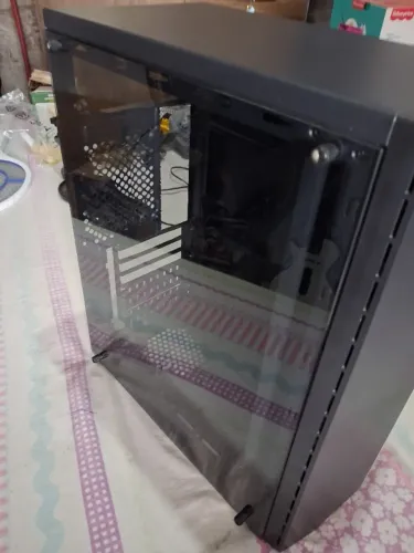 Gabinete com painel de vidro e iluminação RGB