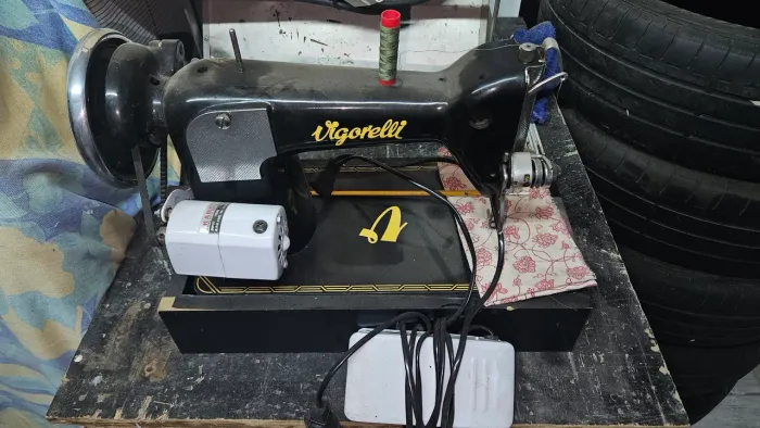Máquina de Costura Vigorelli Antiga Elétrica com Motor e Pedal - Funcionando