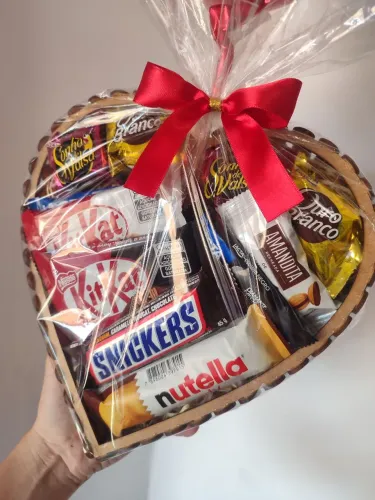 Cesta Box coração com chocolates