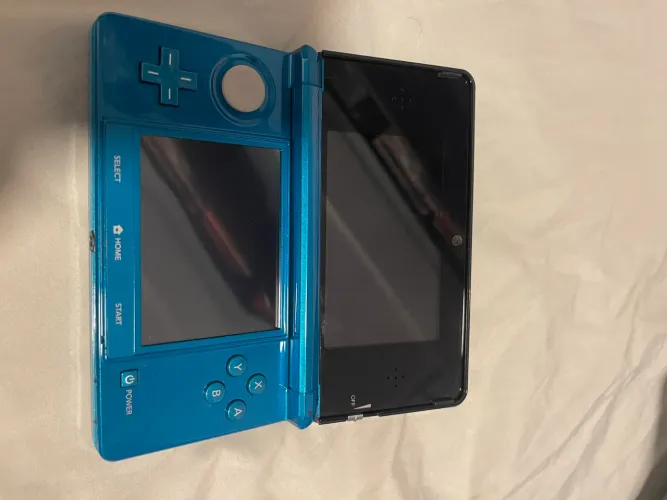 Nintendo 3DS old Aqua Blue acompanhando o carregador e o kit completo de AR Cards