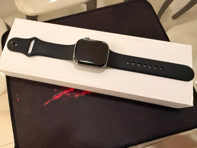 Apple Watch Series 11 GPS Caixa cinza-espacial de alumínio 42 mm Pulseira esportiva preta