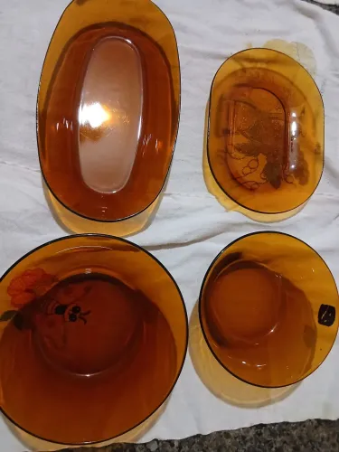 Antigas tigelas e travessas