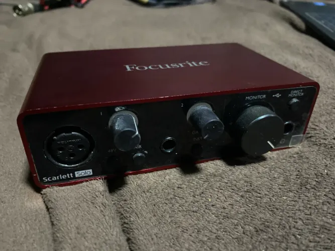 Interface de áudio Focusrite Scarlett Solo RED - 3ª Geração