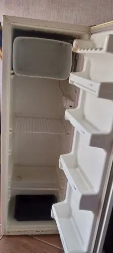 Vendo uma geladeira usada funcionando perfeitamente por R$ 120,00 para buscar no jardim