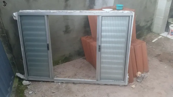 JANELA EM ALUMÍNIO 1.50L POR 1.00A VAI COM A GRADE DE BRINDE VENDO E NÊGOCIO O PREÇO.