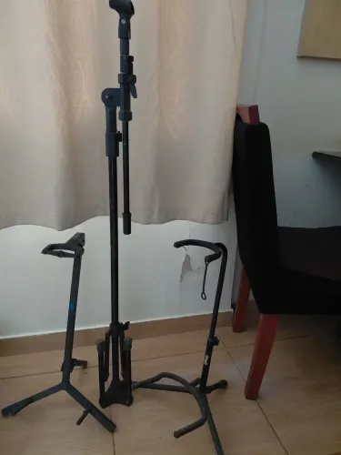 Pedestal de microfone e guitarras