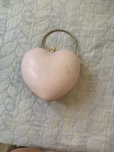Bolsa em formato de coração rosa