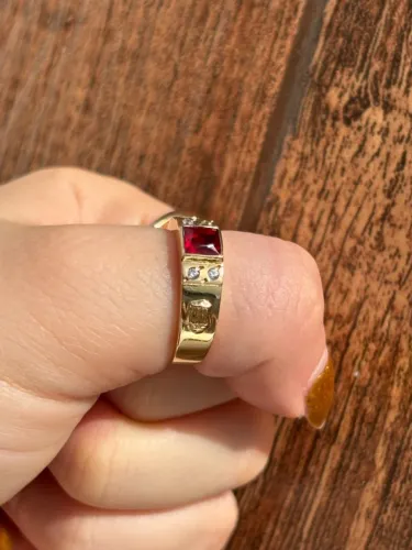 Anel de Formatura em Ouro 18K com Pedra Vermelha