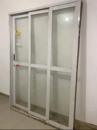 Vendo porta de alumínio branca