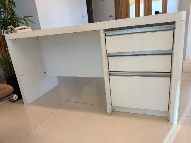 Mesa branca com gavetas