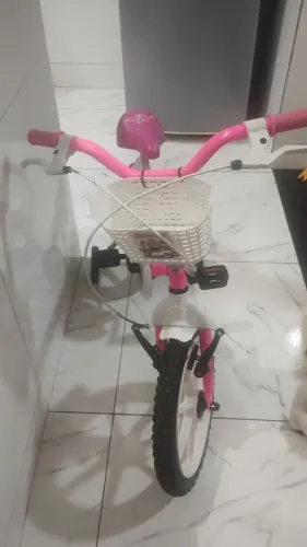 Bicicleta Rosa com cestinha, um mimo.