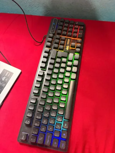 Teclado gamer da marca Knup.