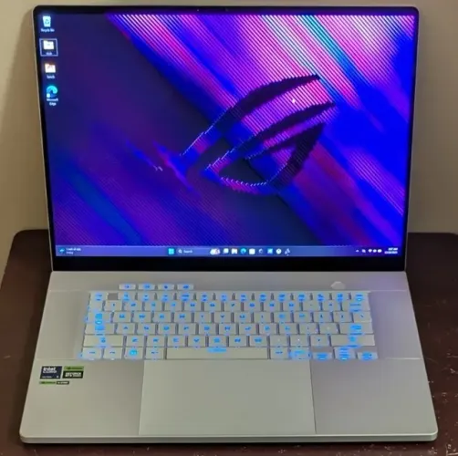 ASUS ROG Zephyrus G16 - OLED 240Hz - Intel Core Ultra 9 - 32GB - RTX 4090 - Platinum White