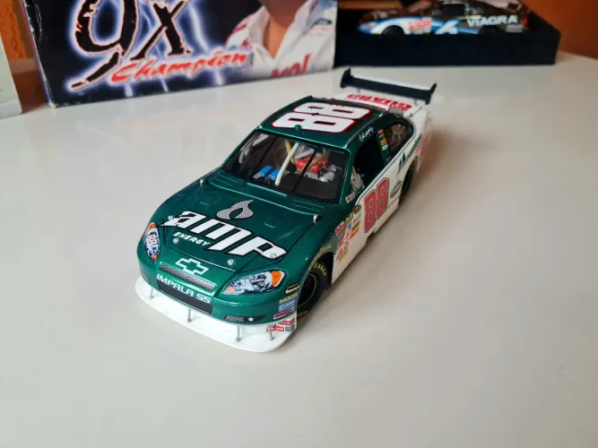 Miniatura NASCAR Dale Jr Chevy Impala Moutain Dew 1/24 Action Platinum