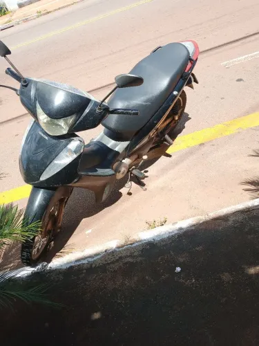 Moto super conservada, documentação em dias!  Moto de mulher. 