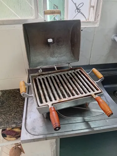 Churrasqueira média de alumínio batido