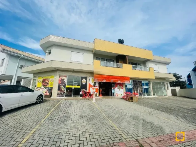 Oportunidade! Prédio com 2 apartamentos e 5 lojas comerciais, em Carianos, Florianópolis