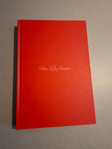 Livro " O lar da Srta. Peregrine para Crianças Peculiares "