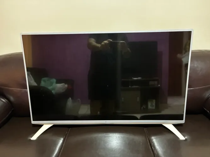 Tv LG 43? não é smart mas está zerada!!