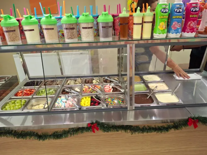 Móveis e maquinário para loja de açaí e sorvete 