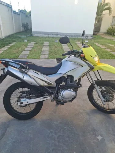 Bros 150 com partida elétrica.