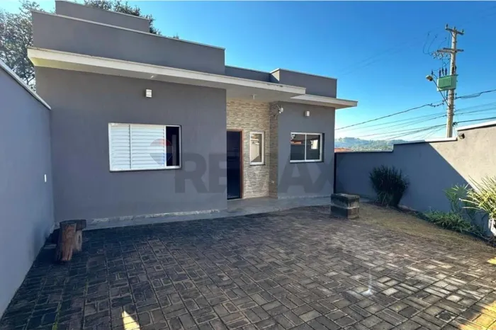 Casa Térrea Moderna à venda com Suíte, Quintal Gramado e 2 Vagas em Jarinu-SP.