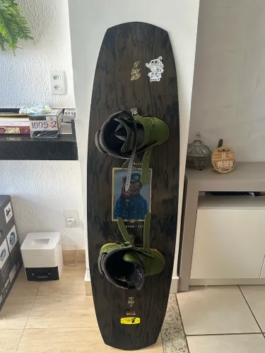 Prancha de wakeboard hyperlite 151 - acompanha colete e capacete
