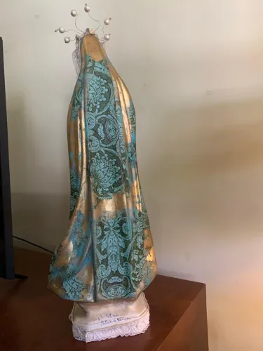 Nossa Senhor de Fátima esculpida em gesso