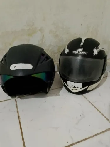 Dois capacetes um aberto outro fechado