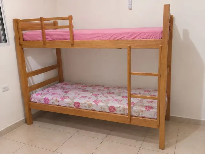 VENDO 1 BELICHE COM 2 COLCHÃO APENAS 6 MESES DE USO MADEIRA