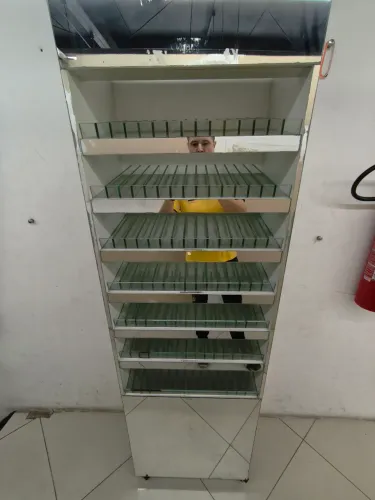 Vende-se expositor de esmaltes 