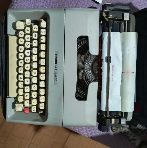 Máquina de escrever Olivetti Lettera 35