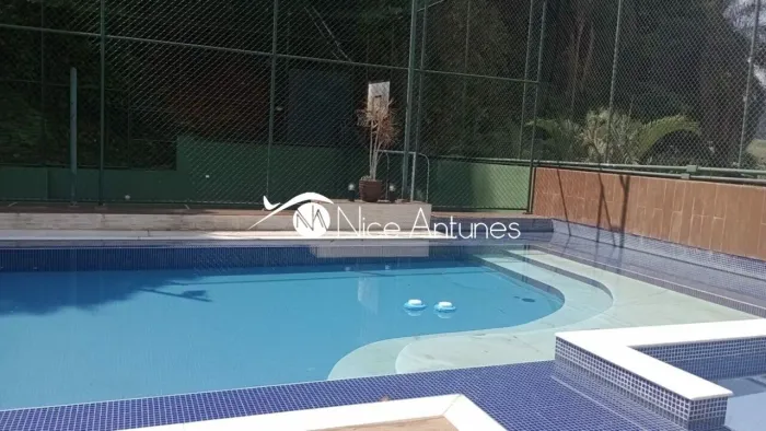Casa em condominio fechado no pe da Serra da Cantareira, com tres quartos.