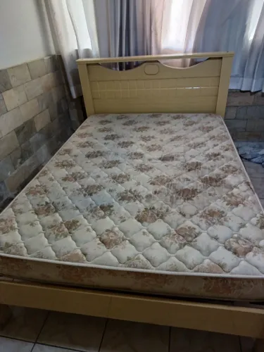 Vendo cama de casal com colchao e criado mudo