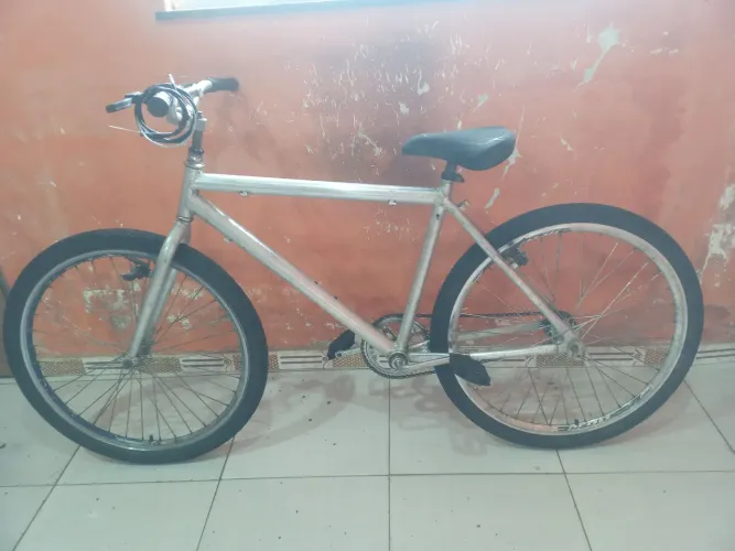 BICICLETA DE ALUMINIO ARO 26 PRONTA PRA ANDAR NÃO ESTÁ FALTANDO NENHUMA PEÇA.
