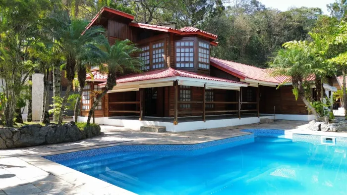 Linda casa para venda possui 450 metros quadrados com 6 quartos