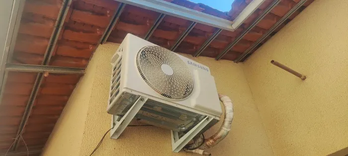 LIMPEZA E MANUTENÇÃO DE AR CONDICIONADO 