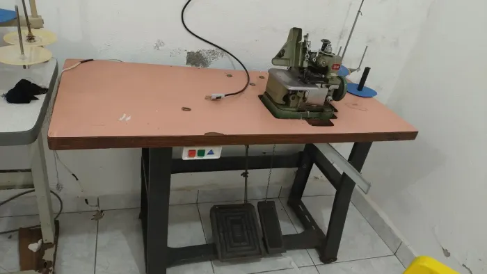 Venda de uma máquina semi industrial de overloque, adaptada para calfa
